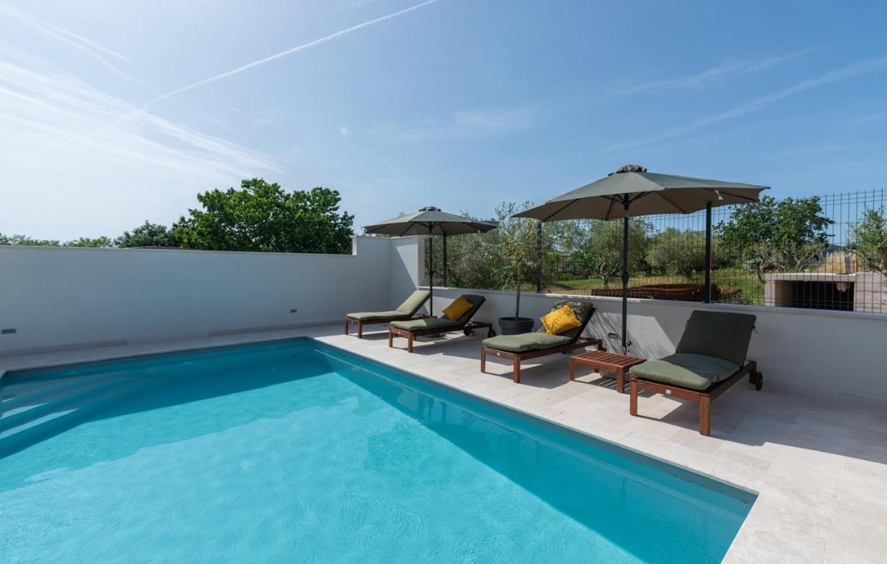 An With Private Pool Umag